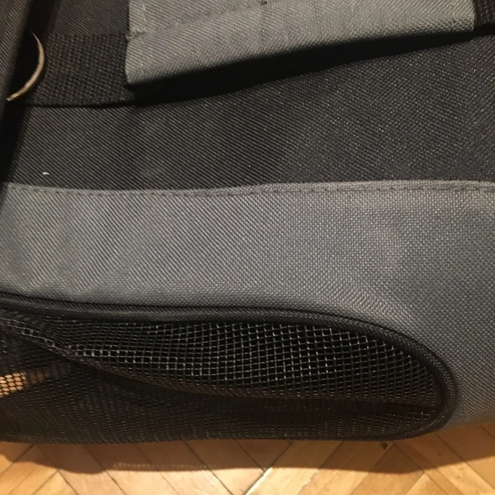pet carrier like new​​​​​​​​​​​​
